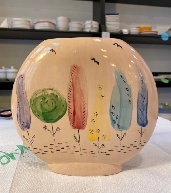 “EGYSZERŰEN ÜGYESEN” – KERÁMIAFESTŐ WORKSHOP-MadeByYou-Alkotóműhely-Egyedi-kerámiafestés-Budapest