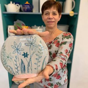 Zsuzsa_egyszerűen-Ügyesen-kerámiafestő-workshop